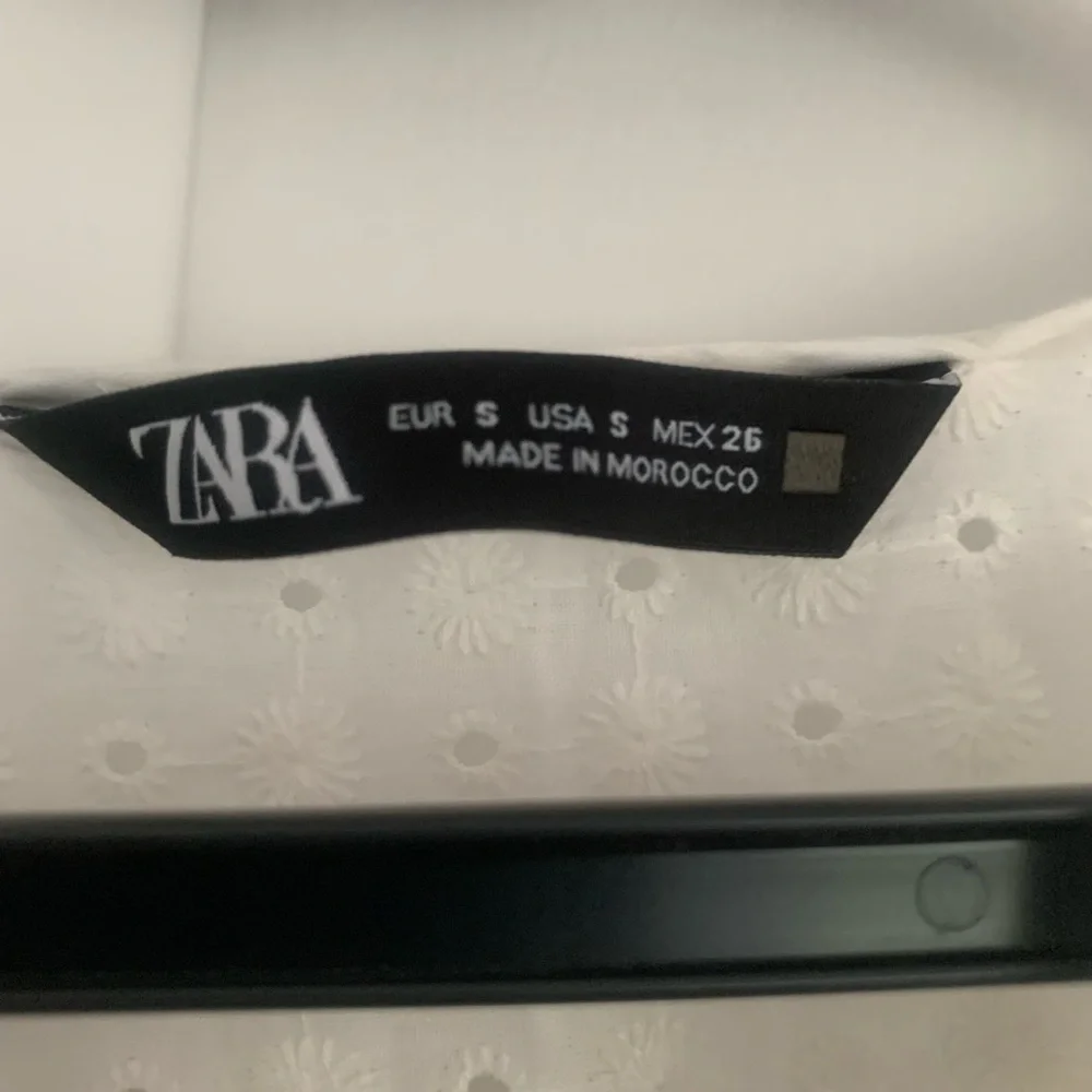 New without tag! Zara women puff sleeve white embroidered eyelet top